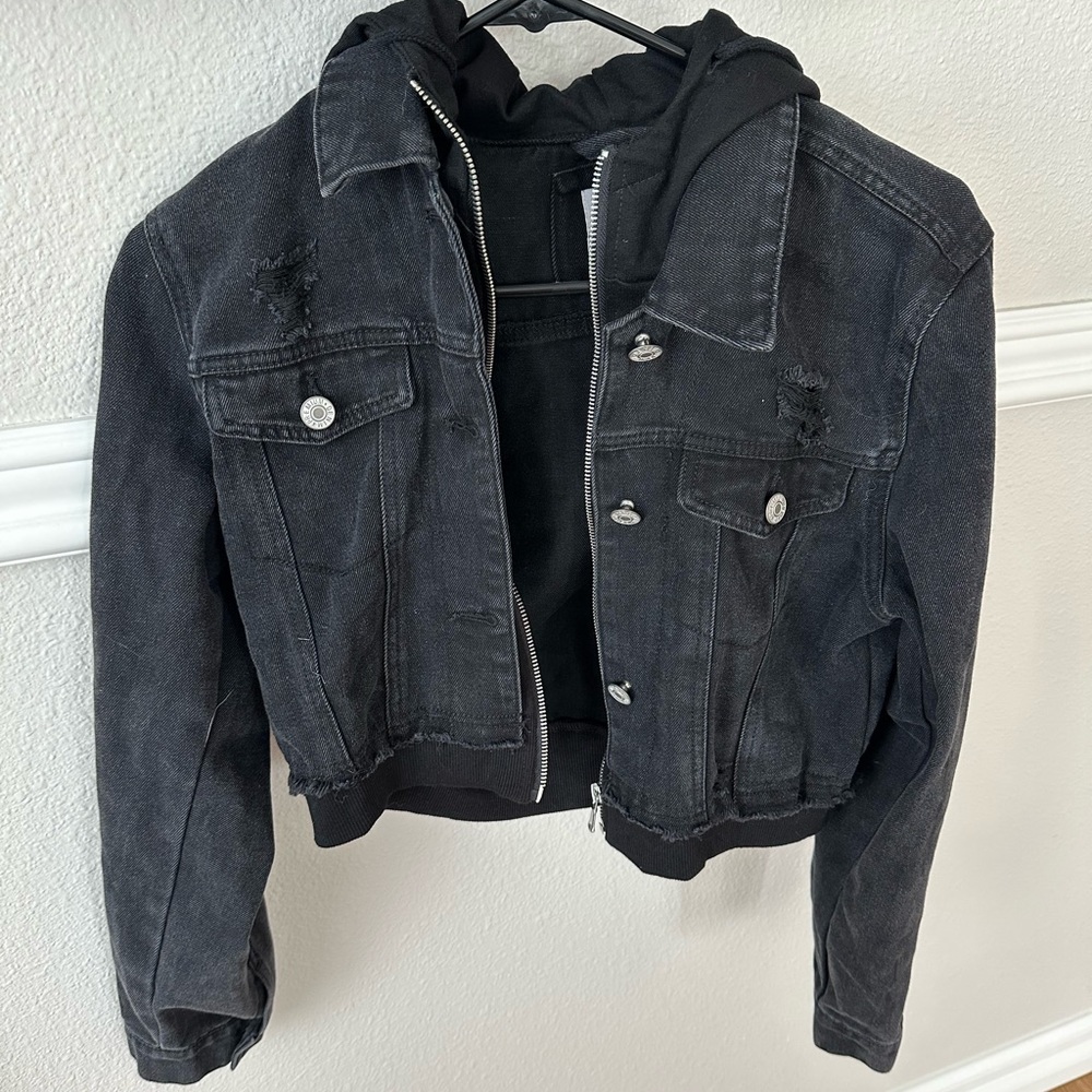 Black cropped denim jacket size M